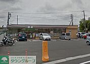 セブンイレブン 徒歩3分。コンビニ 240m