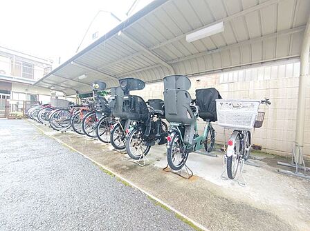 【駐輪場】敷地内に駐輪場完備です。