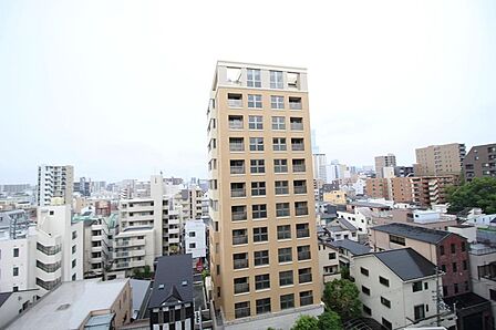 ■前の建物と距離があり、圧迫感はございません♪