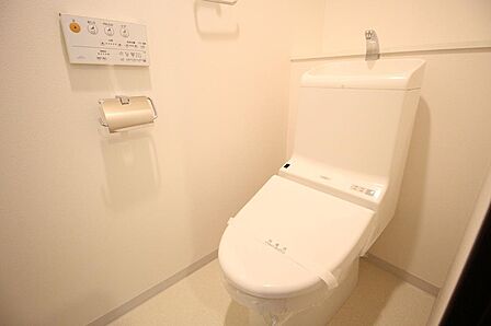 ■トイレ上部には棚があり収納に便利です♪