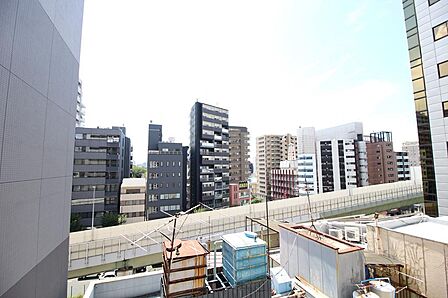 ■前の建物と距離があり、圧迫感はございません♪