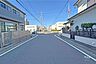 外観：物件の北西側前面道路（南西側から）［2026年3月8日撮影］
