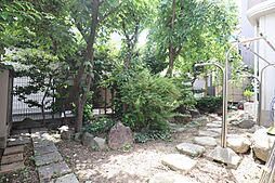 四季の彩りを身近に感じる広々とした庭園空間