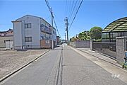 物件の北側前面道路（東側から）［2026年5月17日撮影］
