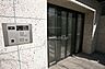 エントランス：エントランスはオートロック付きです。