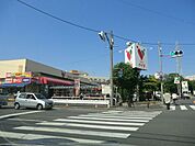 コモディイイダ鹿浜店 761m