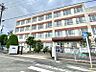 周辺：表山小学校まで1400ｍ　徒歩約18分　校訓「あたたかい心　たくましい体　考える力」対話を通しお互いを認めあい、より深い学びを目指しています。