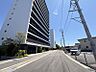 外観：敷地内駐車場1台継承可能！前面道路幅は広くお車の運転にも安心の広さがございます◎