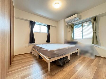 2方向から光が入る開放的な洋室。お部屋全体が明るく、爽やかな毎日を過ごせます!
