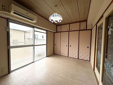 和室では、フロアシートを使用すれば洋室気分が味わえます♪（写真のフロアシートは剥がすことが可能です）