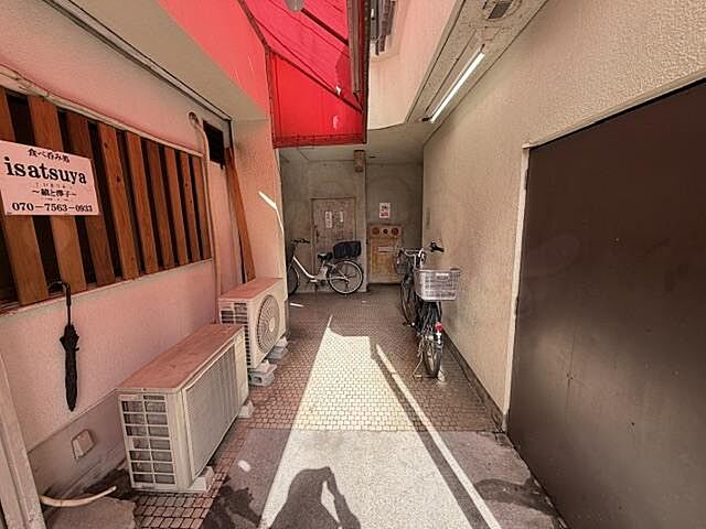 8 / 9