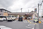 セブンイレブン鴻巣宮前原店 徒歩7分。 560m