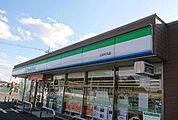 ファミリーマート北本中丸店 徒歩9分。 700m
