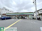 ファミリーマート浦和本太店 徒歩4分。 260m