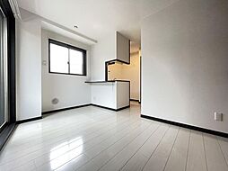 グラン・セントラル 102 1階1Kのリビング/ダイニング