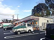 セブンイレブン 徒歩11分。コンビニ 860m