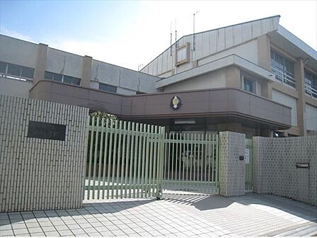 飯田小学校まで　1006m　徒歩約13分●【教育目標】強く　仲よく　根気よく　地下鉄名城線の平安通駅から約200ｍという便利な立地にある小学校です。