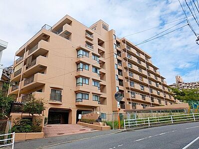 外観：牛田東2丁目に建つ8階建て分譲マンション。落ち着いた住環境に立地しています。