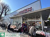 成城石井等々力店 徒歩5分。 400m