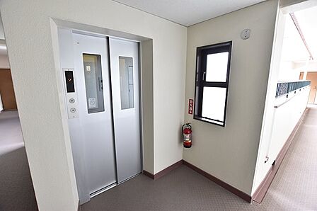 エレベーターすぐのお部屋になります。