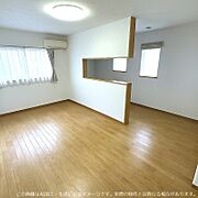 1階リビング　この画像はAI加工・生成によるイメージです。実際の物件とは異なる場合があります。