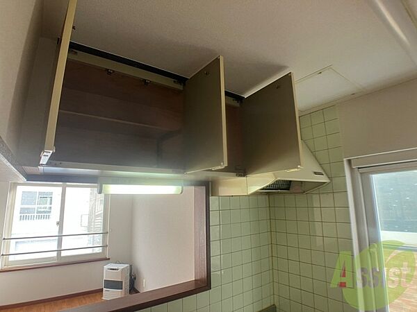 画像25:キッチン上部の棚に台所用品や食器などを入れることができます。