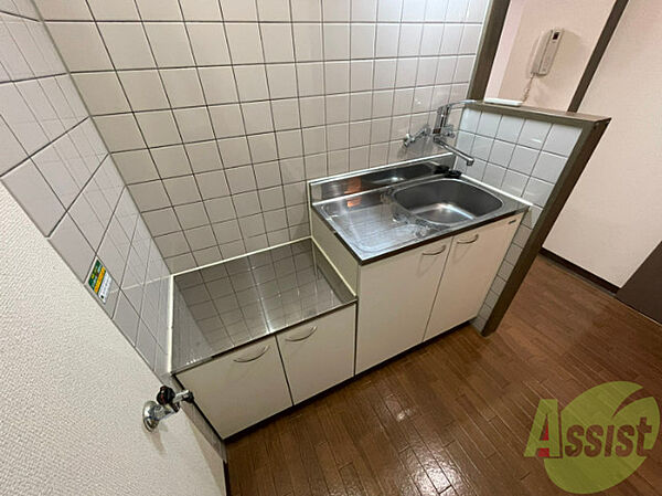 画像5:キッチンは白色のタイルで清潔感がありますね。