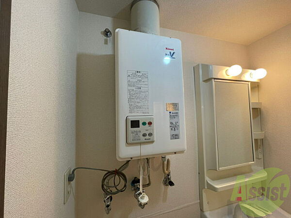 画像23:給湯器は簡単操作で温度調整ができるので、安心ですよ。