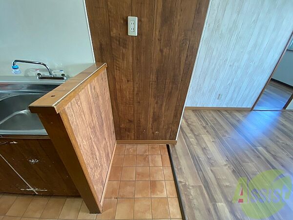画像9:キッチン横には冷蔵庫を置けるスペースがありますね。