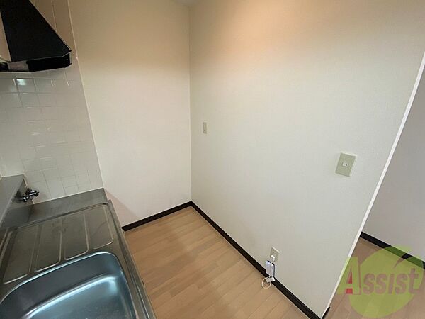 画像18:キッチン後ろには冷蔵庫を置けるスペースがありますね。