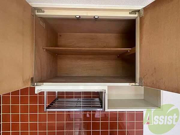 画像22:キッチン上部の棚に台所用品や食器などを入れることができます。