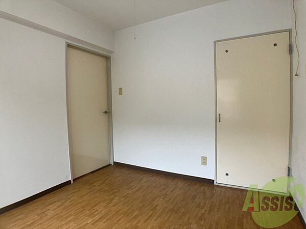 画像21:寝室を別角度から撮りました。どう家具を配置しますか？