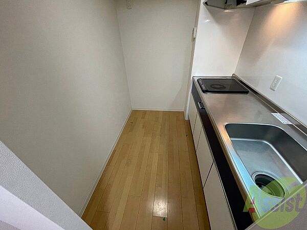 画像8:キッチン背部のスペースです。冷蔵庫やレンジ台も置けますね。