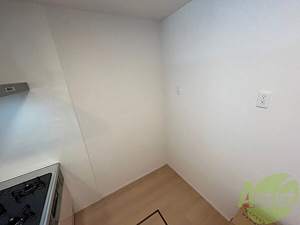 画像24:キッチン後ろには冷蔵庫を置けるスペースがありますね。