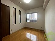 寝室はこちらです。光が差し込む、温かみのあるお部屋です。