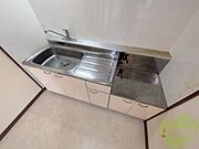 キッチンも別角度から。ご自身でコンロを設置できます。