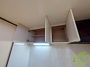 キッチン上部の棚に台所用品や食器などを入れることができます。