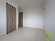 別角度から寝室を撮ってみました。家具の配置もしやすそう。