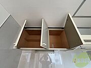 キッチン上部の棚に台所用品や食器などを入れることができます。