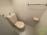 こちらはトイレです。清潔感があり、安心して使用できます。