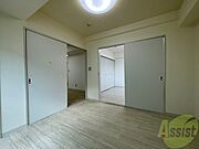 別角度から寝室を撮ってみました。家具の配置もしやすそう。
