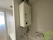 ガス給湯器です。操作しやすいパネルになってます。