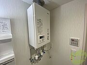ガス給湯器です。操作しやすいパネルになってます。