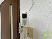 TVモニター付インターホンです。来客者の顔が見えるので安心！