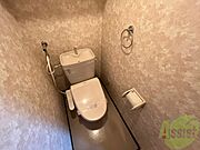こちらはトイレです。清潔感があり、安心して使用できます。