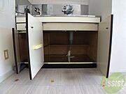 キッチン下の棚に台所用品や食器などを入れることができます