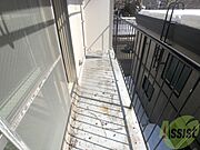 バルコニーです。洗濯物を干したり一息ついたりできますね！