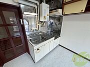 キッチン周りは意外と物が多いので棚があるといいですね。
