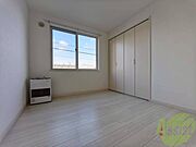 こちらのお部屋は光が差し込む、温かみのあるお部屋です。