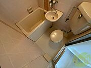 ユニットバス内のトイレです。一人暮らしなら十分ですね。